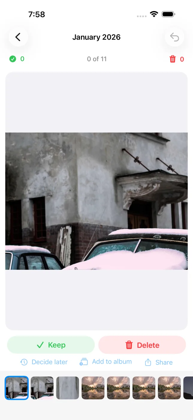 A single photo full screen with Keep and Delete buttons